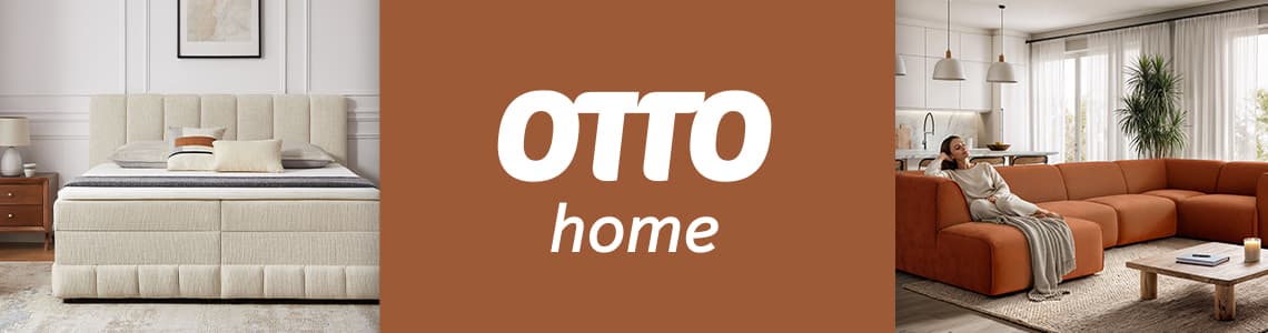 OTTO home – Links beiges Bett mit Kissen, rechts Frau auf orangefarbenem Sofa in modernem Wohnzimmer