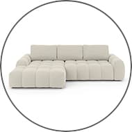 Großes, hellgraues Ecksofa mit breiten, gepolsterten Sitzen und Rückenlehnen.