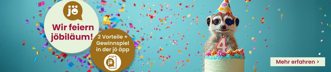 Wir feiern jöbiläum! – Erdmännchen mit Partyhut und Zahl 4 auf Torte. 2 Vorteile + Gewinnspiel in der jö app. Mehr erfahren >