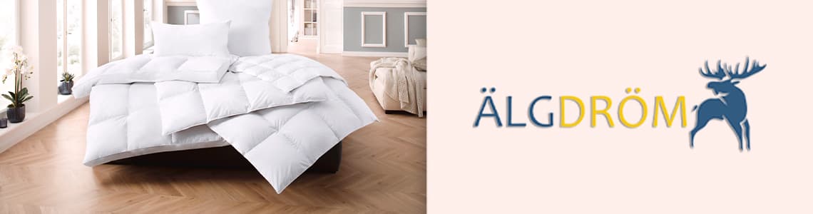 ÄLGDRÖM – weißes Bett mit Kissen und Decke in hellem Raum mit großen Fenstern und Holzboden