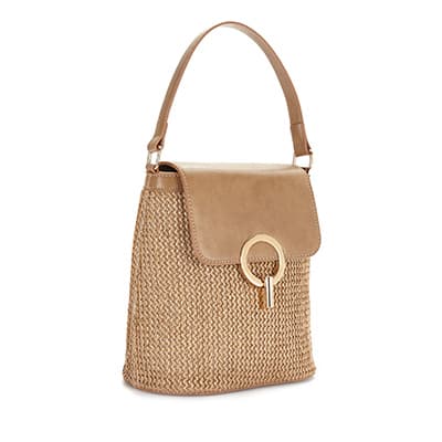 Hellbraune Handtasche mit gewebtem Unterteil und Lederverschluss, goldener Schnallenakzent.