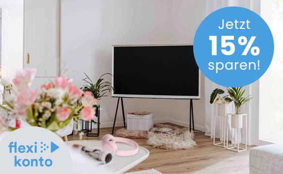 Jetzt 15 % sparen! flexi konto – Wohnzimmer mit Fernseher, Blumen und gemütlicher Einrichtung.