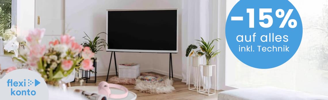 -15 % auf alles inkl. Technik – Wohnzimmer mit TV, Pflanzen und rosa Kopfhörer auf einem Tisch