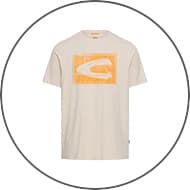 Beiges T-Shirt mit orangefarbenem Logo auf der Vorderseite.