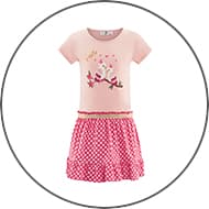 Kinderkleid mit rosa Oberteil und rotem Rock mit weißen Punkten