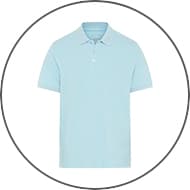 Hellblaues Poloshirt mit kurzen Ärmeln und Knopfleiste, auf einem weißen Hintergrund.