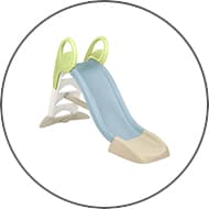 Kleine Kinderrutsche mit blauer Rutschfläche und grünen Griffen.