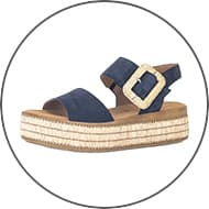 Marineblauer Plateau-Sandale mit breiter Schnalle und Bastsohle.