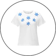 Weiße T-Shirt mit blauen Blumenmuster auf der Vorderseite.