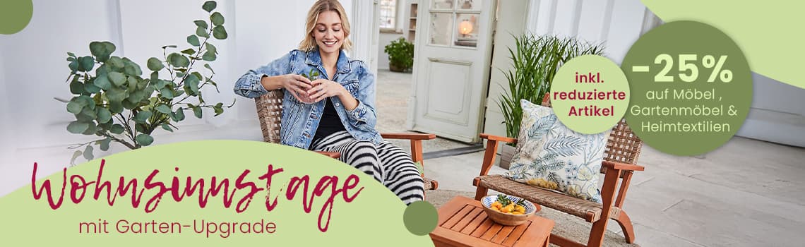 Wohnsinntage mit Garten-Upgrade – Person sitzt entspannt in einem Gartenstuhl, neben einem Tisch mit Früchteschale