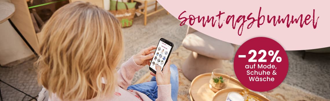 -22 % auf Mode, Schuhe & Wäsche – Person sitzt entspannt und stöbert mit dem Smartphone im Onlineshop