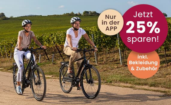Jetzt 25% sparen – Zwei Personen fahren Rad durch Weinberge, Angebot nur in der App, inkl. Bekleidung & Zubehör