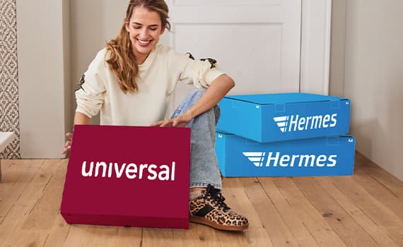 Frau sitzt auf dem Boden und hält ein Paket mit der Aufschrift "Universal". Daneben zwei blaue Hermes-Pakete.