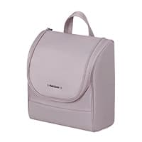 Helle, eckige Kulturtasche mit Tragegriff oben und Überschlagklappe, steht leicht schräg vor weißem Hintergrund