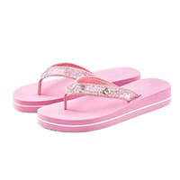 Rosa Zehensandalen mit glitzernden Riemen, paarweise leicht versetzt auf weißem Hintergrund platziert