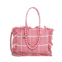 Rosa Henkeltasche mit kariertem Muster, Fransenrand und rosa Perlenkette als Deko an der Vorderseite