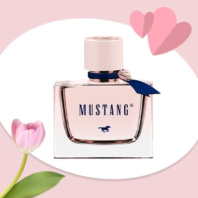 Mustang Parfumflakon mit rosa Flüssigkeit, daneben rosa Tulpe und zwei gezeichnete Herzen im Hintergrund