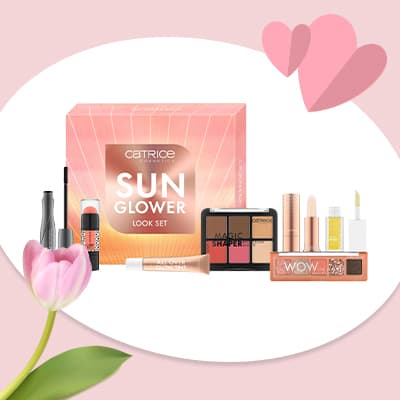 CATRICE Sun Glower Look Set mit verschiedenen Make-up-Produkten vor rosa Hintergrund mit Tulpe und Herzen