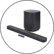 Schwarzes Soundbar-Set mit länglicher Leiste, Subwoofer im Hintergrund und kleiner Fernbedienung davor