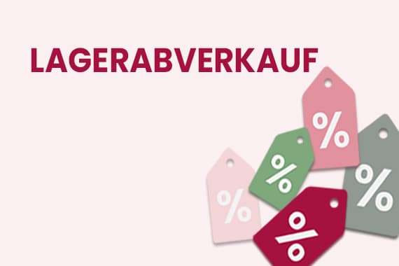 Lagerabverkauf – bunte Rabatt-Schilder mit Prozentzeichen liegen übereinander