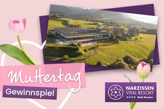 Muttertag Gewinnspiel – Luftaufnahme vom Narzissen Vital Resort in grüner Landschaft mit rosa Tulpen im Vordergrund
