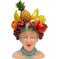 Büste mit bunter Obstkrone aus Ananas, Bananen, Trauben und Äpfeln, dazu türkisfarbene Perlenkette am Hals
