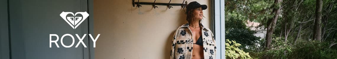 ROXY Logo links, rechts Frau im gemusterten offenen Mantel und Bikini-Top steht in Türrahmen mit Blick ins Grüne