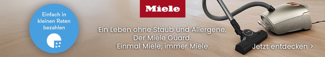 Einfach in kleinen Raten bezahlen – Miele Staubsauger Miele Guard auf Holzfußboden mit Text „Ein Leben ohne Staub und Allergene“