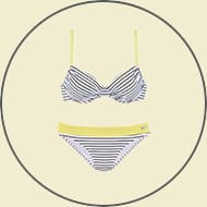 Gestreiftes Bikini-Set mit Bügeloberteil und passendem Slip in Ringeloptik vor hellem Hintergrund