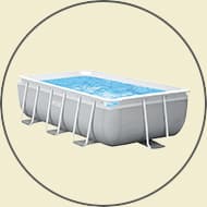 Rechteckiger Aufstellpool mit Wasserfüllung, von außen mit Stützen und Leiter gezeigt