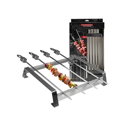Grillspieß-Set mit Gestell, mehrere Metallspieße mit bunten Fleisch- und Gemüsestücken, Verpackung im Hintergrund
