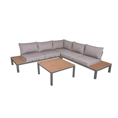 Eckige Lounge-Sofaecke mit hellen Polstern und zwei passenden niedrigen Tischen in U-Form angeordnet