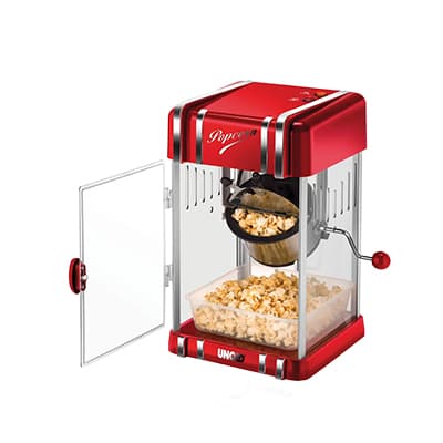 Rote Popcornmaschine im Retro-Stil mit offener Glastür, drehbarem Kessel und Schale voller frisch gepopptem Popcorn