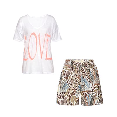 LOVE Schriftzug auf weißem T-Shirt, dazu kurze Hose mit buntem Blattmuster