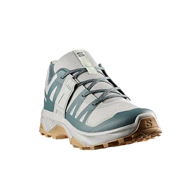 Hellgrau-blauer Outdoorschuh mit Profilsohle, schräg von vorn gezeigt, Schnürung mittig bis zum hohen Schaft