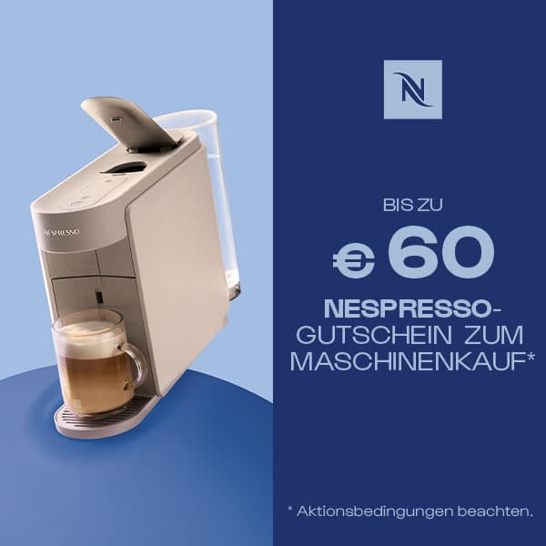 Bis zu 60 € Nespresso-Gutschein zum Maschinenkauf – Kaffeemaschine mit Glas voll Kaffee auf blauem Hintergrund