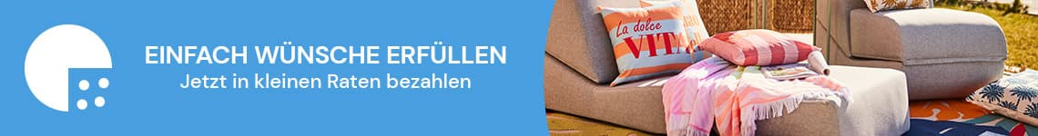 EINFACH WÜNSCHE ERFÜLLEN – Jetzt in kleinen Raten bezahlen, daneben gemütliche Gartenlounge mit Kissen und Decken
