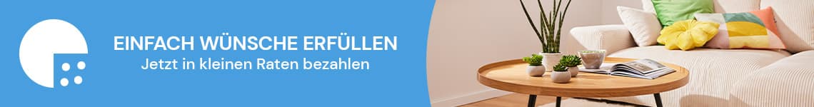 EINFACH WÜNSCHE ERFÜLLEN – Jetzt in kleinen Raten bezahlen – Wohnzimmer mit Sessel, Beistelltisch und Dekorationen