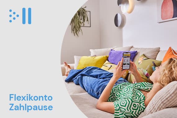 Flexikonto Zahlpause – Person liegt entspannt auf dem Sofa und bedient mit dem Smartphone eine Finanz-App
