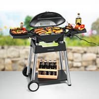 Elektrischer Standgrill mit Fleisch, Gemüse und Würstchen, seitlichen Ablagen und Getränkekiste im unteren Fach