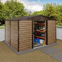 Gartenschuppen mit offener Tür, innen Regale mit Werkzeug, Kisten und Gartengeräten, umgeben von Bäumen und Zaun