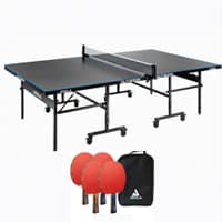 Tischtennistisch mit Netz, dazu drei Schläger und eine schwarze Tasche im Set