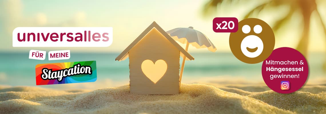 universalles für meine Staycation – kleines Haus mit Herz im Sand, Sonnenschirm dahinter, Hinweis auf Gewinnspiel für Hängesessel