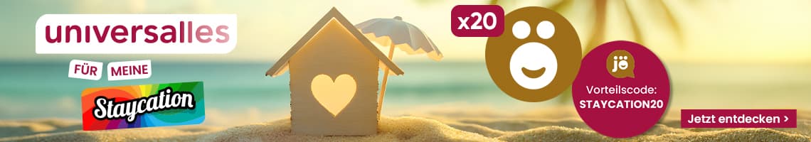 Vorteilscode STAYCATION20 – kleines Haus mit Herzfenster im Sand, daneben Strand und Sonnenschirm