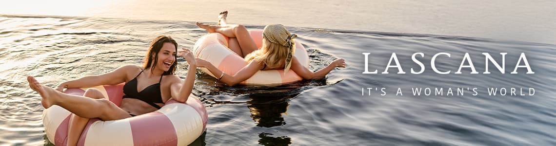 Lascana – It’s a woman’s world – zwei Frauen in Bikinis treiben auf Ringluftmatratzen im Wasser bei Sonnenuntergang