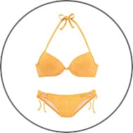 Gelber Bikini mit Triangel-Oberteil zum Binden und passender Hose mit seitlichen Schnürbändern auf weißem Hintergrund