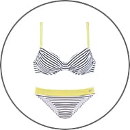 Gestreifter Bikini mit Bügeloberteil und Slip, beide mit gelben Trägern und Bund