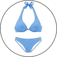 Hellblauer Bikini mit Neckholder-Oberteil zum Binden und passendem Slip auf weißem Hintergrund
