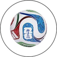 Fußball mit mehrfarbigem Muster und FIFA-Weltpokal-Logo in der Mitte