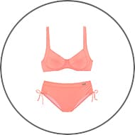Korallfarbener Bikini mit breiten Trägern und seitlich geschnürter Hose auf weißem Hintergrund
